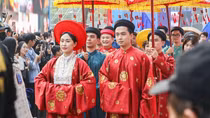 Tái hiện lễ rước dâu truyền thống quanh không gian đi bộ hồ Hoàn Kiếm