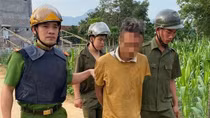 Công an xã khống chế đối tượng dùng dao uy hiếp người đi đường