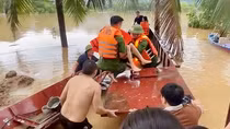 Công an xã Cẩm Tú giúp dân khắc phục hậu quả sau bão số 5