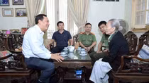 Thứ trưởng Lê Văn Tuyến thăm hỏi, tri ân gia đình các đồng chí cố lãnh đạo Bộ Công an