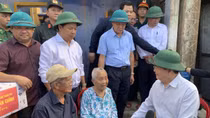 Phó Thủ tướng Chính phủ Mai Văn Chính thăm, tặng quà người dân bị ảnh hưởng bão số 13