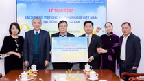 Nhà xuất bản Giáo dục Việt Nam trao tặng sách cho đồng bào người Việt tại Đông Bắc Thái Lan