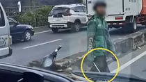 Nam thanh niên "hổ báo" đập phá xe tải, gây rối trên đường phố