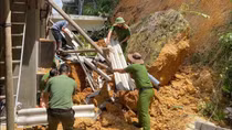 Công an tỉnh Lạng Sơn hỗ trợ nhân dân khắc phục hậu quả sạt lở đất và hoả hoạn