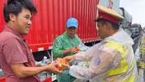 CSGT Khánh Hòa hỗ trợ hàng trăm suất ăn cho người dân trên xe ô tô tạm dừng do ảnh hưởng lũ lụt