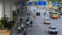 Phân làn đường Phạm Văn Đồng ngày đầu, xe máy tràn vào làn ô tô