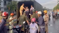 Dùng xe chuyên dụng vận chuyển hàng trăm học sinh, công nhân qua điểm ngập