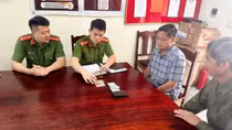 Công an xã Điêu Lương xác minh, trao trả tài sản cho người đánh rơi