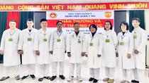 Sắc áo blouse trắng hòa màu mũ nồi xanh