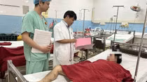 Dựng nêu đón Tết, hai vợ chồng và 3 người hàng xóm bị điện giật