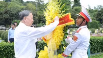 Tổng Bí thư Tô Lâm dâng hương tưởng niệm các anh hùng, liệt sĩ tại Điện Biên