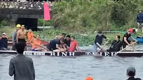 Lật ghe đua trên sông Trường Giang, 3 người bị đuối nước được đưa đi cấp cứu