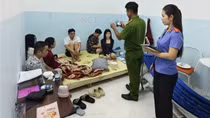 Đang “phê đá", 9 con nghiện bị bắt quả tang giữa đêm khuya