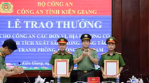 Công an tỉnh Kiên Giang trao thưởng các đơn vị xuất sắc