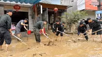 Nhanh chóng dọn dẹp, giúp nhân dân sớm ổn định cuộc sống