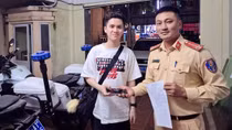 Đi đường nhặt được điện thoại, giao lại cho CSGT tìm người đánh rơi