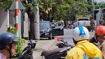 Mở cốp ôtô đậu ven đường, phát hiện thi thể cô gái đang phân hủy
