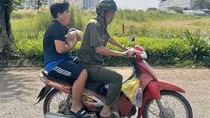 Truy tìm người bỏ bé gái sơ sinh trong bãi cỏ hoang