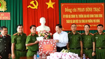 Trưởng Ban Nội chính Trung ương thăm và làm việc tại Công an phường Phú Đông