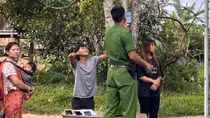 Công an vùng cao leo cây "bắt sóng", kích hoạt tài khoản định danh cho dân