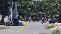 Người đàn ông loạng choạng tay lái ngã xuống đường tử vong