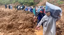 Công an vùng biên cõng hàng tiếp tế người dân vùng bị cô lập