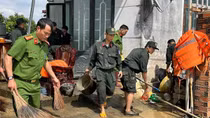 Cảnh sát cơ động Lâm Đồng hỗ trợ nhân dân khắc phục hậu quả mưa lũ