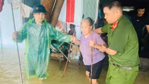 Công an tỉnh Cao Bằng kiên cường giúp dân vượt mưa bão