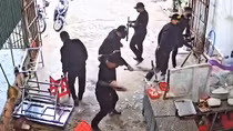 Truy bắt nhóm người bịt mặt ngang nhiên vào quán phở đập phá