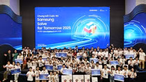Trao giải "Samsung Solve for Tomorrow 2025" cho các học sinh xuất sắc giải bài toán xã hội bằng công nghệ