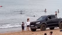 Xe bán tải chạy ngông nghênh trên bãi biển Tuy Hòa và Quy Nhơn