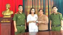 Công an phường giúp người phụ nữ đi xe đạp tìm lại 45 triệu đồng đánh rơi