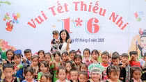 Phu nhân Ngô Phương Ly tặng quà, vui Tết thiếu nhi cùng trẻ em ở Điện Biên