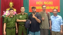 Công an phường hỗ trợ du khách nước ngoài nhận lại hộ chiếu, tài sản