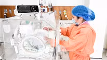 Bác sĩ vượt hơn 100km, cấp cứu thành công bé gái người Lào sinh non