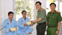 Thăm hỏi 2 cán bộ Công an bị thương khi làm nhiệm vụ
