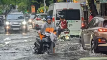 Phố biến thành sông, người dân chật vật dắt xe "nhích từng mét" về nhà
