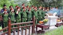 Tri ân các Anh hùng liệt sĩ và viếng mộ Đại tướng Võ Nguyên Giáp