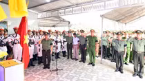 Đồng đội, người thân đưa tiễn Thiếu tá Nguyễn Văn Kha về đất mẹ