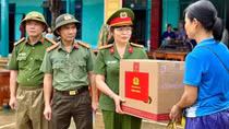 Những phần quà ấm áp của Bộ Công an đã được trao tận tay người dân vùng lũ