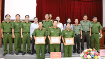 Khen thưởng 3 cán bộ Công an xã có thành tích trấn áp tội phạm