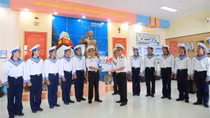 Trao hàng trăm lá thư của học sinh một trường tiểu học ở Hà Nội gửi bộ đội Trường Sa