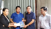 Lãnh đạo tỉnh Cà Mau thăm hỏi, hỗ trợ gia đình có người tử vong do ong đốt