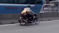 Đang làm rõ clip người vi phạm tháo chạy để CSGT đu bám trên xe