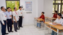 Bộ trưởng Bộ GD&ĐT Nguyễn Kim Sơn động viên thí sinh dự thi tốt nghiệp