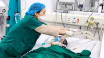 Người đàn ông hôn mê sâu, nguy kịch do uống phải rượu rởm