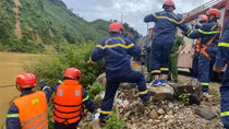 Điện Biên: Lật cầu treo, 2 người bị thương nặng