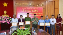 Khen thưởng đột xuất người dân dũng cảm truy bắt kẻ cướp tiệm vàng