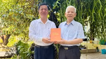 Trao tặng nguyên Chủ tịch nước Nguyễn Minh Triết cuốn sách "Đẩy mạnh công cuộc xây dựng và phát triển đất nước"