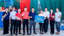 Hoàng Gia Phát Group trao tủ sách, tặng quà trung thu tới học sinh vùng lũ